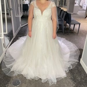 Brand New Oleg Cassini Wedding Gown